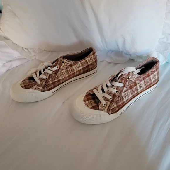 Arizona Jeans Plaid Canvas Sneakers - Picture 7 of 9